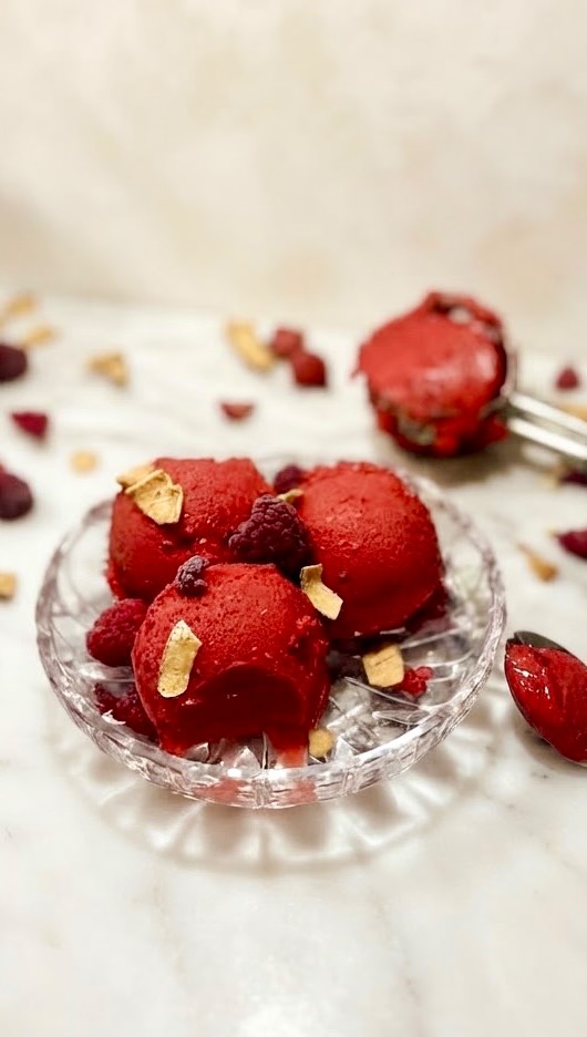 Super erfrischendes und leckeres Himbeer-Kokoseis 😍 Mit dem Ninja Creami auch so schnell zubereitet! Rezept ist in meiner Bio und in der Story verlinkt.

Refreshing and healthy raspberry coconut sorbet 🍧 Recipe linked in bio and in my story.

#Himbeerkokoseis #ninjacreami #healthyicecream #raspberrycoconut #eisrezept