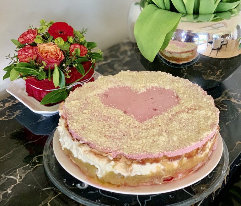 Erdbeer-Rhabarber-Baiser Torte