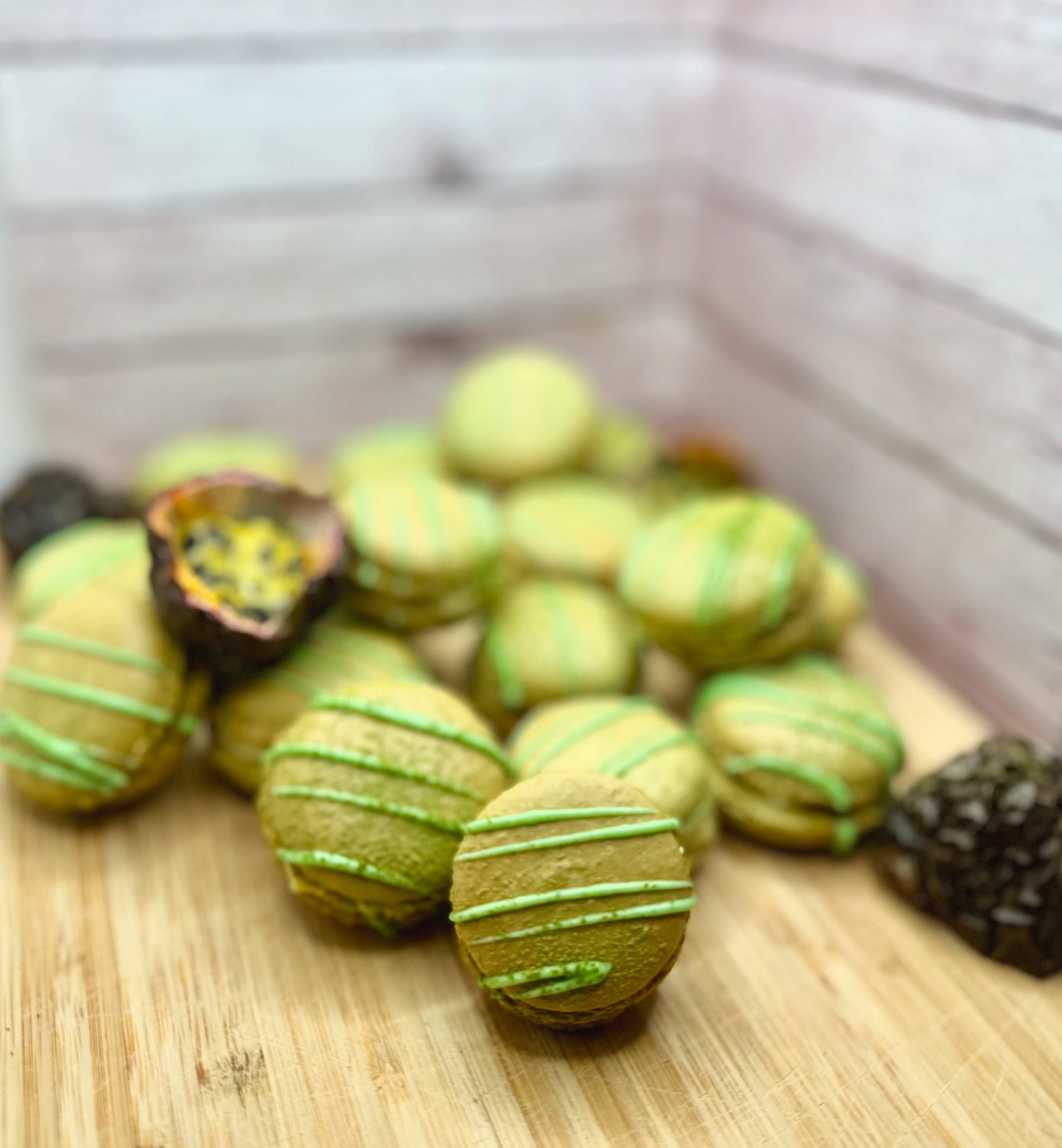 Matcha Maracuja Macarons // Super leckere Macarons mit Matcha Schalen und einer fluffigen Ganache aus weißer Schokolade, Matcha und Passionsfrucht 🍵Perfekt für warme Tage 😍
Rezept: https://juliasbakingpassion.de/macarons/matcha-passionsfrucht-macarons/

#macarons #macaronsrezept #matcha #matchaganache #matchamacarons #backrezept #passionsfrucht #passionfruitmacarons