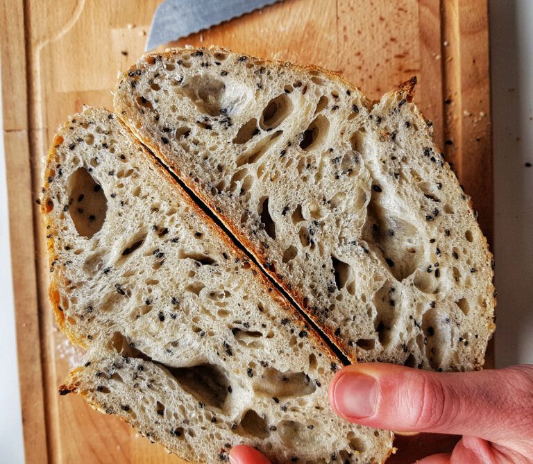 Sesam Sauerteigbrot