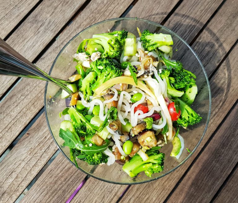 Glasnudelsalat mit Lachs