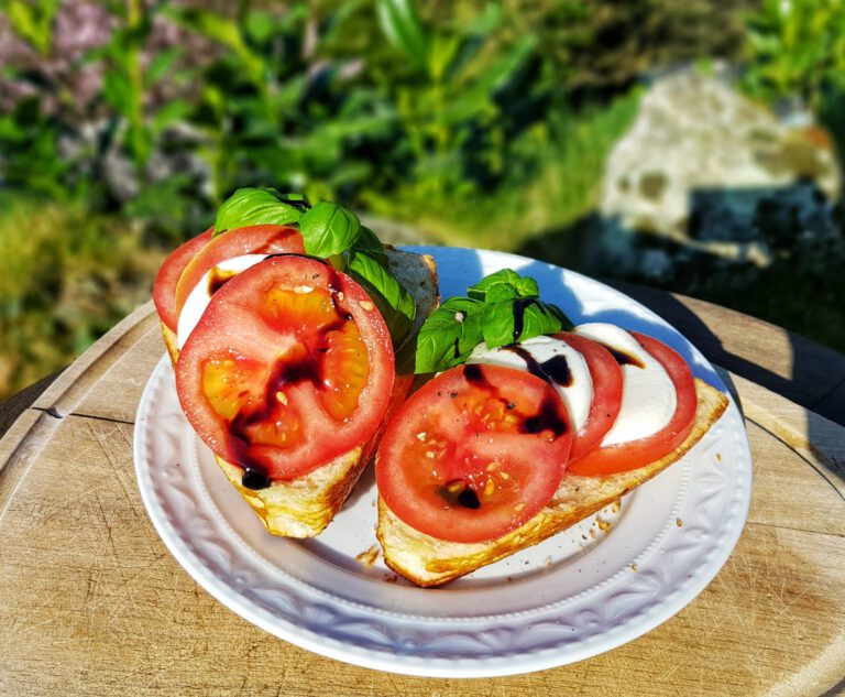 Laugenecke mit Tomaten-Mozzarella