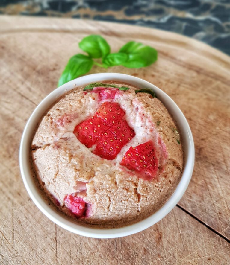 Erdbeer Basilikum Baked Oats (Gebackener Haferbrei)