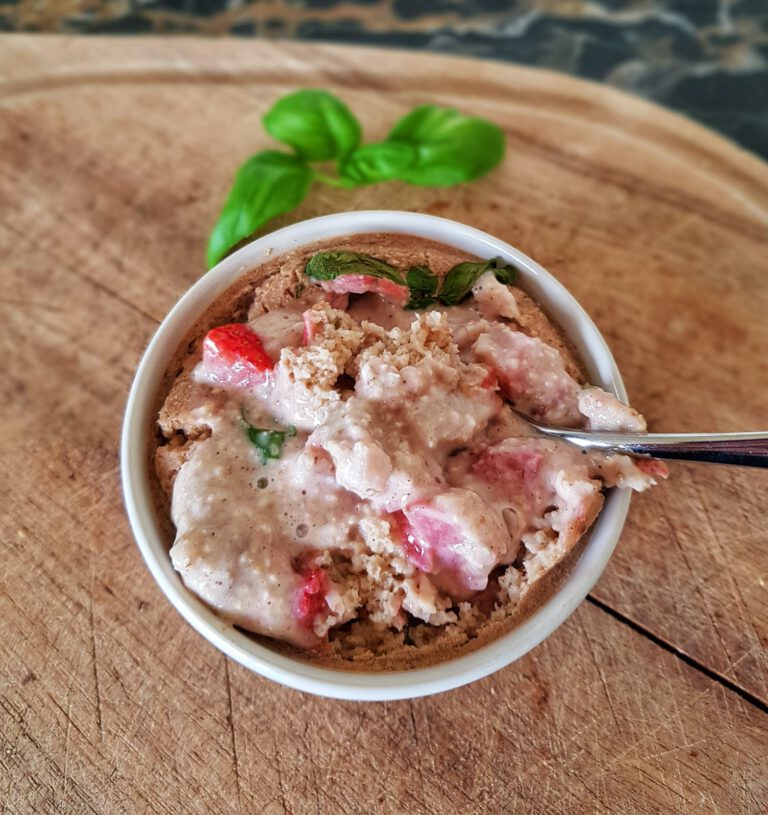 Erdbeer Basilikum Baked Oats (Gebackener Haferbrei)