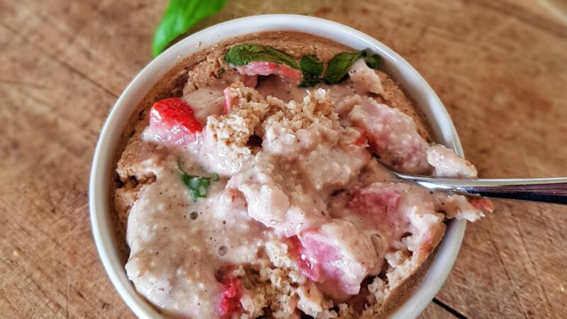 Erdbeer Basilikum Baked Oats (Gebackener Haferbrei)
