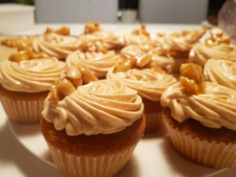 Bananen-Karamell-Erdnuss Cupcakes