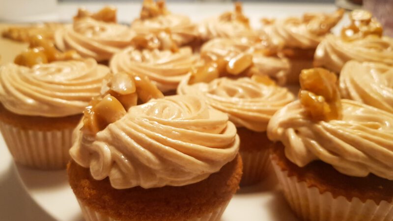 Bananen-Karamell-Erdnuss Cupcakes