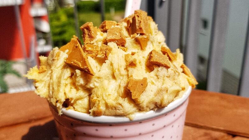 Essbarer Keksteig mit karamellisierter weißer Schokolade