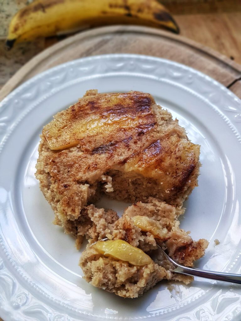 Upside Down Bananen Baked Oats (Gebackener Haferbrei)