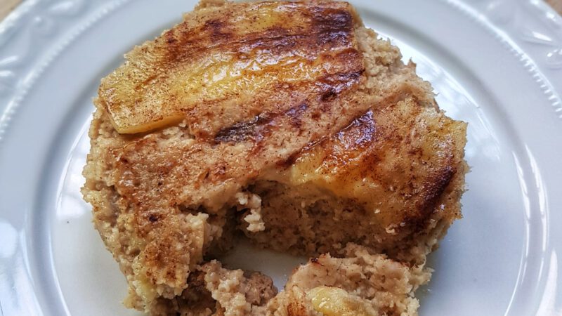 Upside Down Bananen Baked Oats (Gebackener Haferbrei)