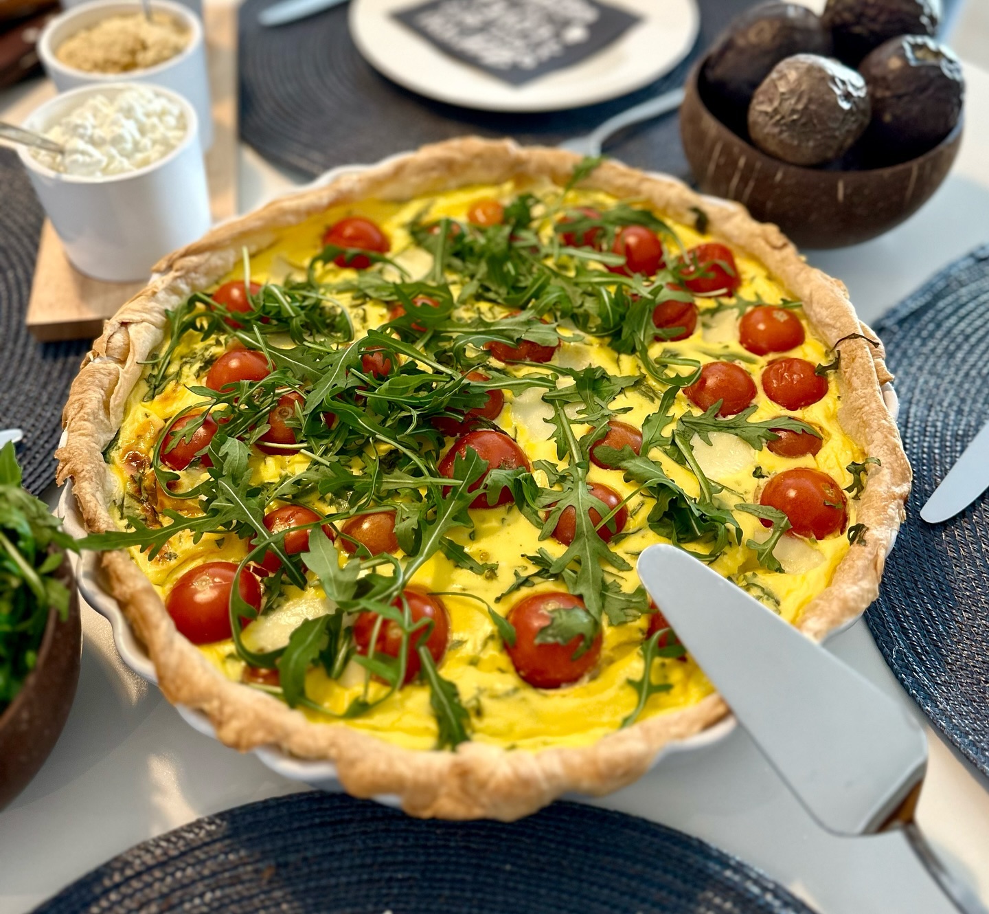 [Anzeige] Es gibt eine super leckere Tomatenquiche 😍 Sie ist auch dem Backbuch von Einfach Backen und ist tatsächlich sowas von einfach und schnell zubereitet! #einfachbacken #einfachbackenbuch #bestofeinfachbacken #weloveeinfachbacken @einfachbacken @brandsyoulove.de