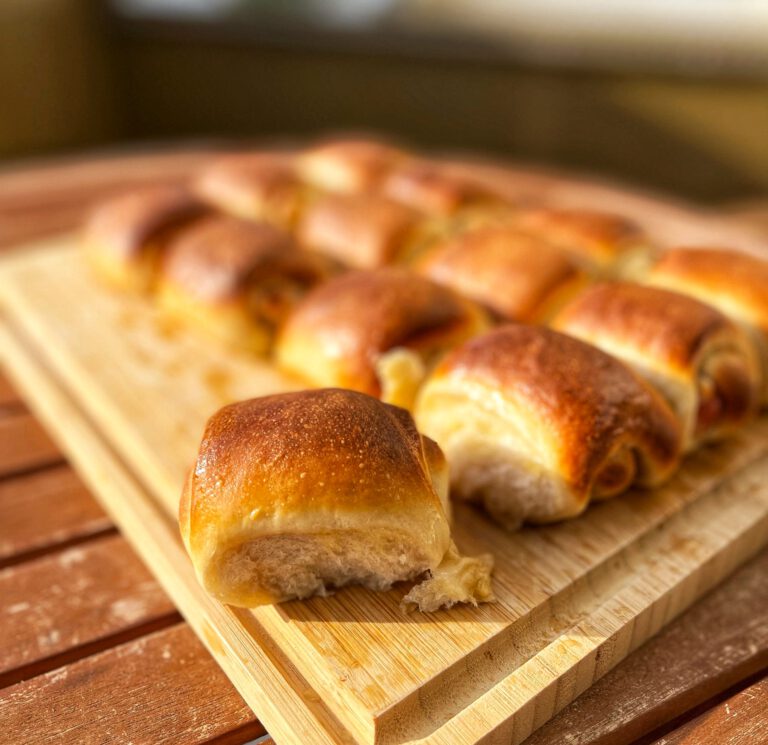 Fluffige herzhafte Brotröllchen mit Sauerteig (Dinner Rolls)