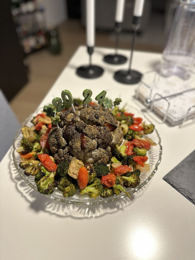 Gebackener Blumenkohl mit Ofengemüse und Tzatziki