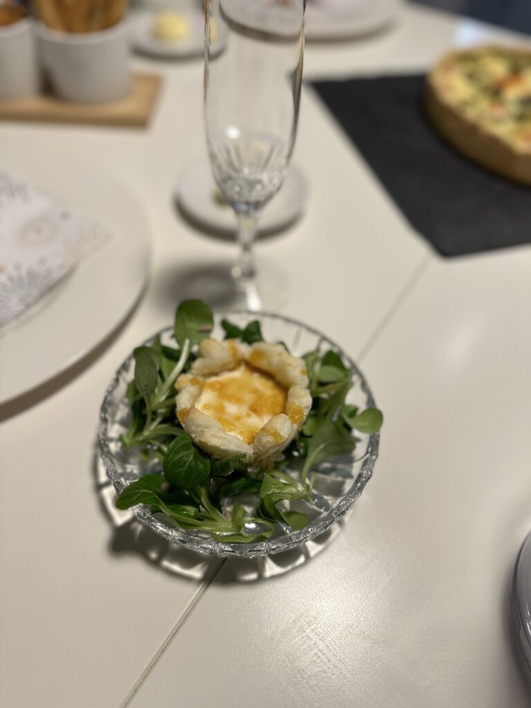 Ziegenfrischkäse-Blätterteigmuffins mit Orangenhonig