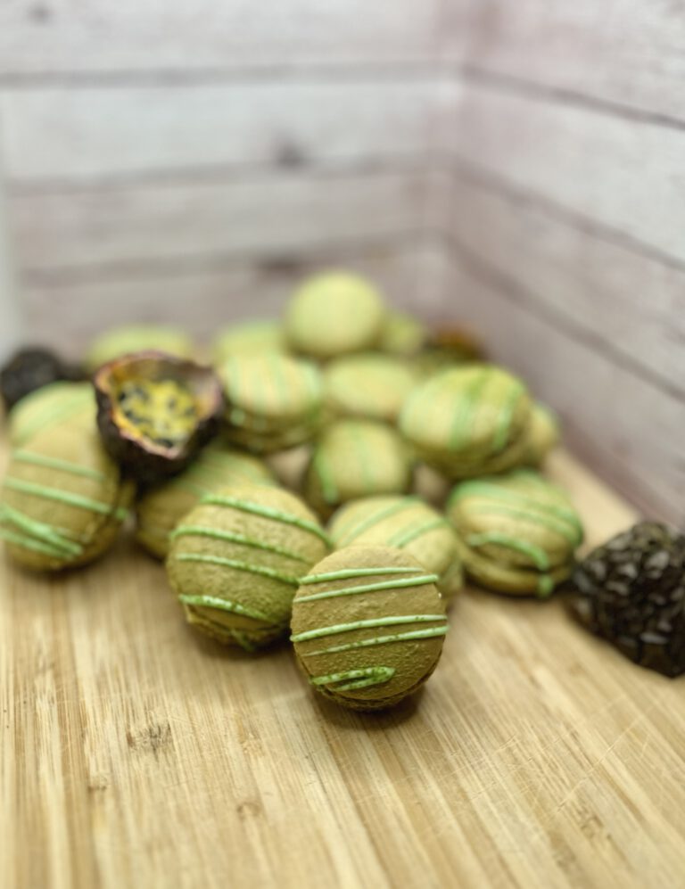 Matcha-Passionsfrucht Macarons