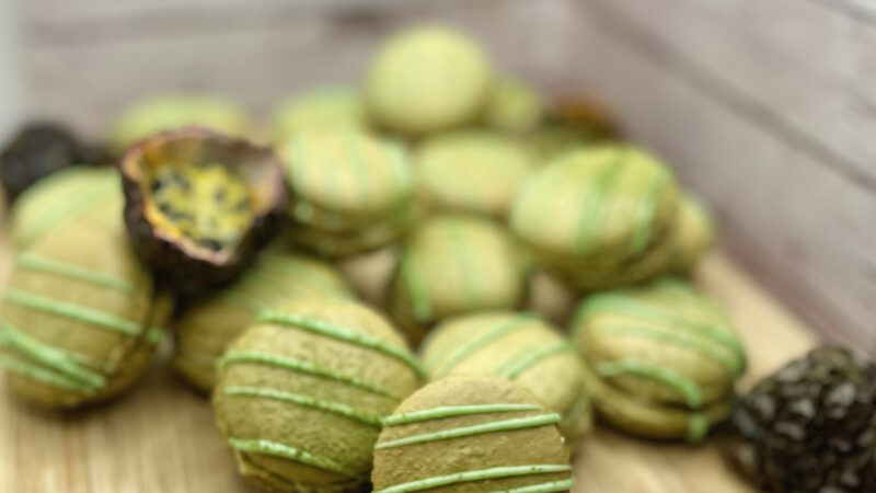 Matcha-Passionsfrucht Macarons