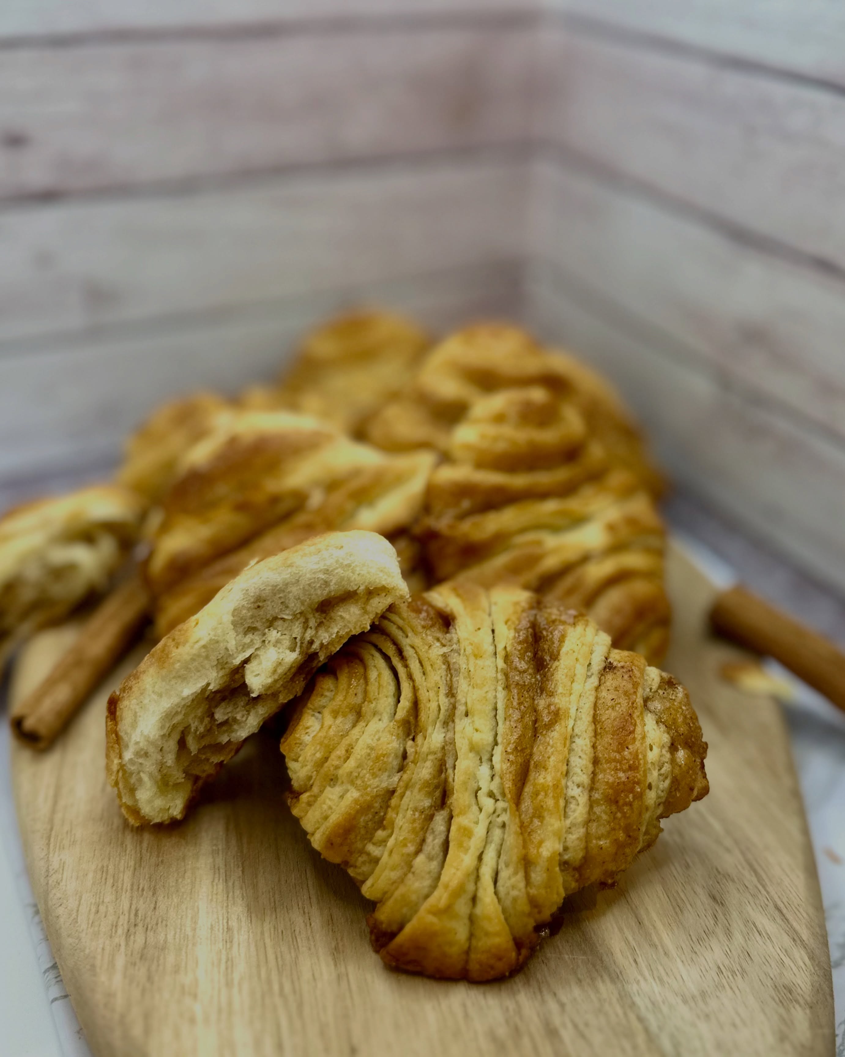 Franzbrötchen - oder Croissant meets Zimtschnecke 😍 Fluffiger Hefeteig, jede Menge Zimt & Zucker und diese herrlich karamellisierte Kruste – gibt es etwas Besseres zum Nachmittagskaffee? ☕️🥐 DasRezept für meine Franzbrötchen findet ihr auf meinem Blog und ist in meiner Bio und Story verlinkt 🫶🏼
🇬🇧Franzbrötchen - or Croissants meet cinnamon rolls 😍 The German classic has lots of cinnamon, caramelized edges & the softest, fluffiest dough ☕️🥐 The recipe is on my blog and linked in my bio and story🫶🏼

#franzbrötchen #cinnamonlove #bakingrecipe
#backen #backrezept